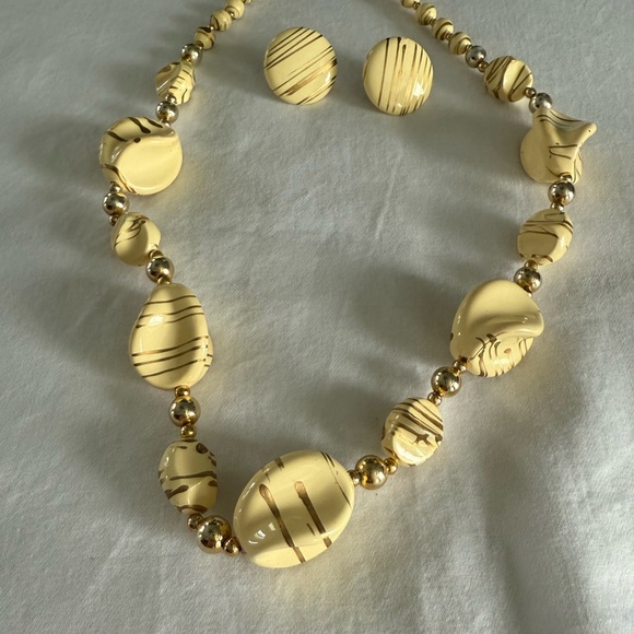 Jewelry - Vintage Elegant Gold and Cream Beaded Necklace Set